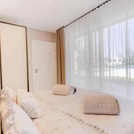 Apartment By The Lakeside *