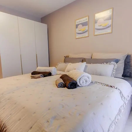 Apartment By The Lakeside