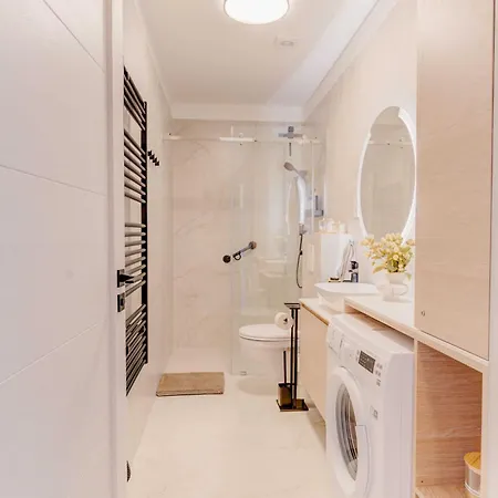 By The Lakeside Apartment *