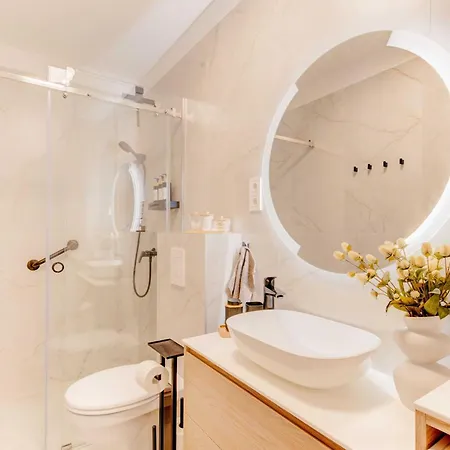 By The Lakeside Apartment *