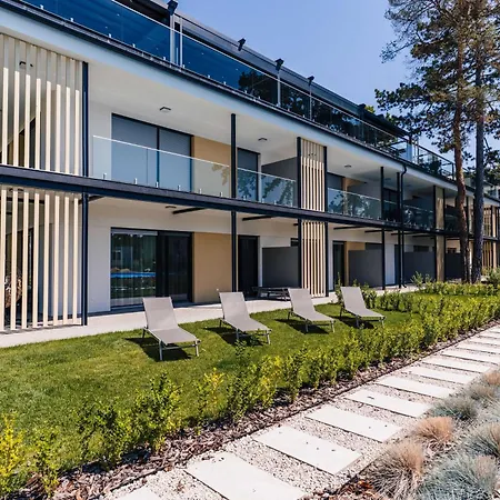 By The Lakeside Apartment *