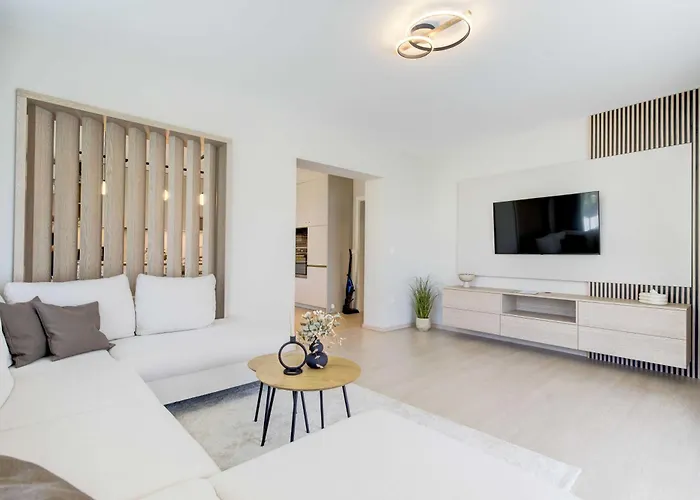 By The Lakeside Apartment