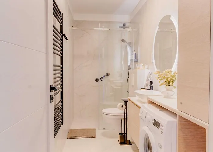 By The Lakeside Apartment *