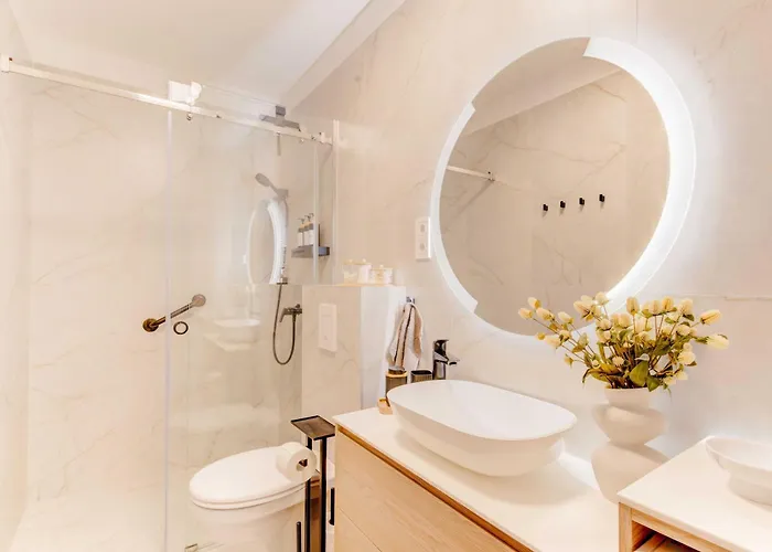 By The Lakeside Apartment *