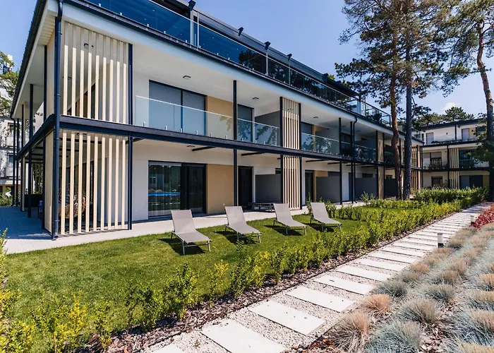 By The Lakeside Apartment *